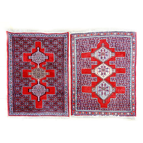 Sub.:23 - Lote: 1332 -  Dos alfombras de lateral cama de tipo oriental, s. XX. 