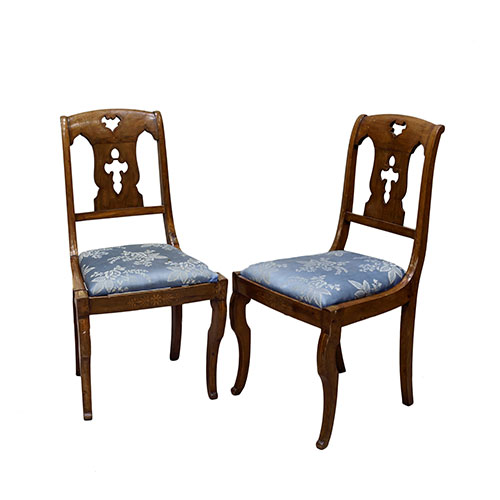 Sub.:23 - Lote: 236 -  Pareja de sillas con tapicera azul y respaldo calado, con patas combadas y marquetera de limoncillo, ca. 1840. Una rota.