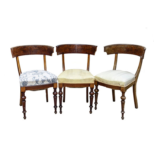 Sub.:23 - Lote: 377 -  Lote formado por tres sillas en madera con asiento tapizado, respaldo curvo en palma de caoba y patas delanteras torneadas. S. XIX.