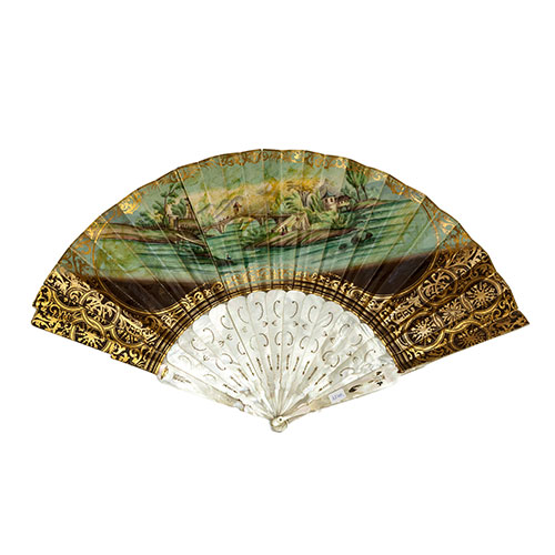 Sub.:24 - Lote: 1303 -  Abanico con varillaje de n�car con motivos pintados a doble cara.