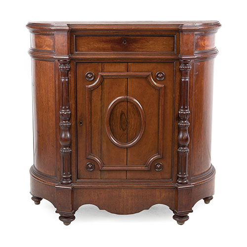 Sub.:24 - Lote: 1364 -  Entred�s en madera de nogal con columnas talladas, puerta y caj�n en el frente. 