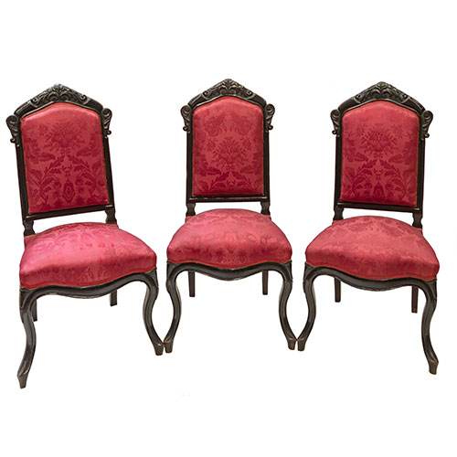 Sub.:24 - Lote: 1409 -  Siller�a formada por 8 sillas y 2 sillones de �poca alfonsina en madera tallada y patinada con tapicer�a en seda roja. 