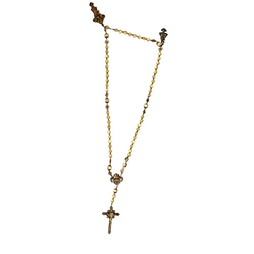 Sub.:24 - Lote: 1430 -  Rosario en filigrana de plata con cuentas de n�car y colgantes del Santo Ni�o del Remedio y de la Virgen de Covadonga.