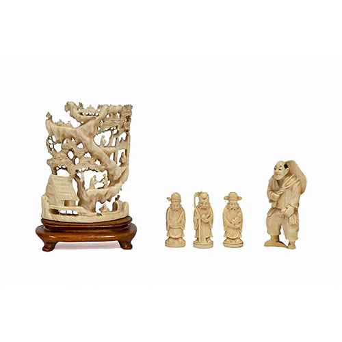 Sub.:24 - Lote: 315 -  Lote de 5 figuras orientales en hueso tallado, tres representando a sabios, un pescador y un paisaje sobre peana de madera. 