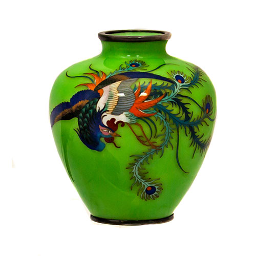 Sub.:24 - Lote: 1311 -  Peque�o jarr�n en cloisson� con imagen de un pavo real sobre fondo verde.