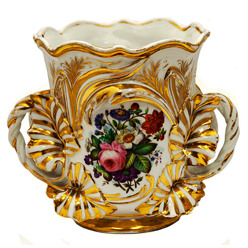 Sub.:24 - Lote: 304 -  Macetero isabelino en porcelana dorada y policromada con escenas florales pintadas. 