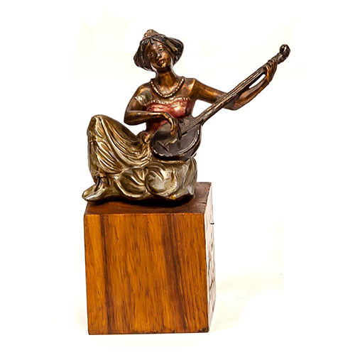 Sub.:24 - Lote: 1310 -  Mujer orientalista con banjo