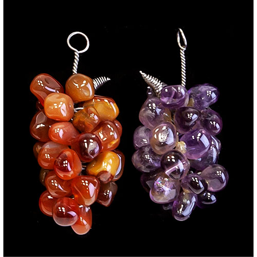 Sub.:24 - Lote: 1413 -  Dos racimos de piedras duras con forma de uva en morado y coral.
