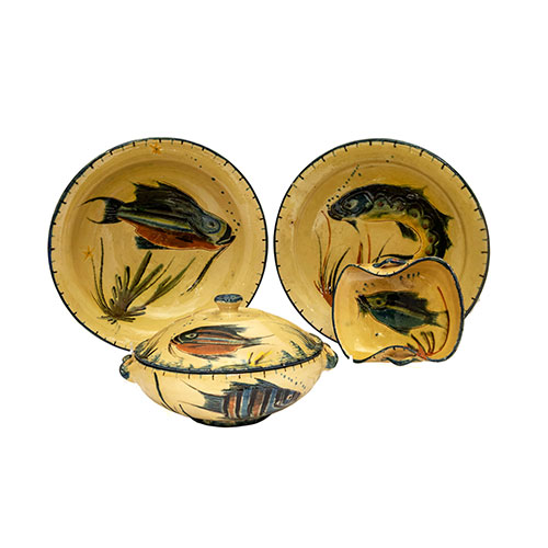 Sub.:24 - Lote: 1306 -  Lote de cuatro piezas en cer�mica la Bisbal con decoraci�n de peces en tonos azulados sobre fondo crema: una sopera, una salsera y dos platos