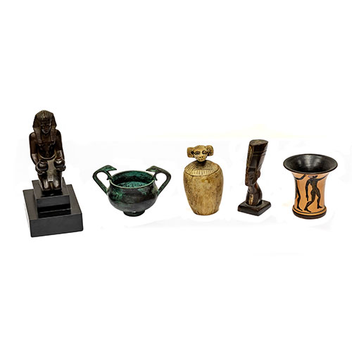 Sub.:24 - Lote: 1408 -  Lote de cinco objetos r�plica de modelos egipcios y griegos.