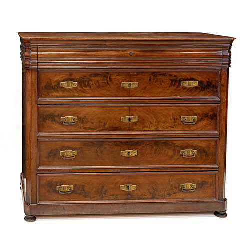 Sub.:24 - Lote: 1307 -  C�moda escritorio realizada en madera de caoba con cinco cajones.