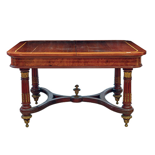 Sub.:24 - Lote: 1269 -  Mesa de comedor extensible realizada en madera con marqueter�a de limoncillo y aplicaciones en bronce dorado.