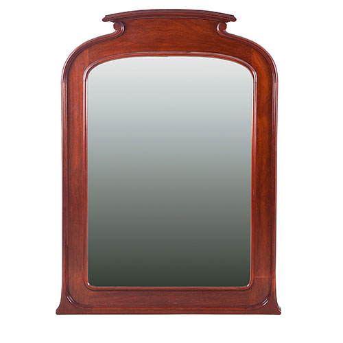 Sub.:24 - Lote: 1361 -  Espejo en madera de nogal con un copete simple.