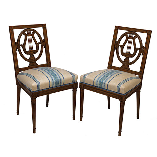 Sub.:24 - Lote: 309 -  Pareja de sillas estilo Luis XVI, en madera de caoba tallada con respaldo de lira.