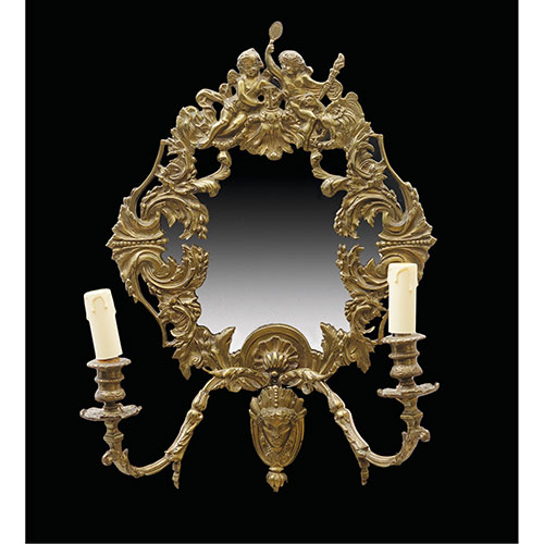 Sub.:24 - Lote: 327 -  Pareja de cornucopias en bronce con dos luces, siguiendo modelos franceses del siglo XVIII. Realizados en el S. XIX.