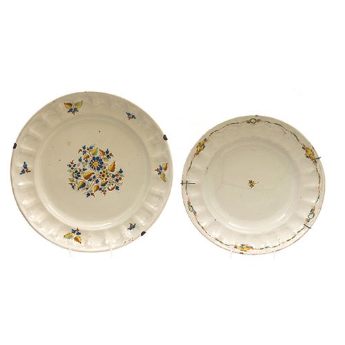 Sub.:24 - Lote: 223 -  Dos platos en cer�mica de Alcora (Valencia). Serie Ramito y Cacharrero. Siglo XVIII.