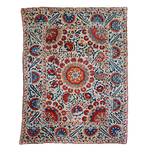 Sub.:24 - Lote: 300 -  Alfombra o tapiz bordado manualmente con decoraci�n oriental. Principios s. XX.