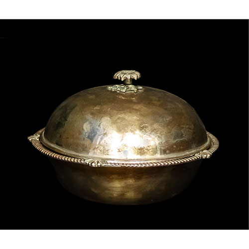 Sub.:24 - Lote: 1352 -  Legumbrera en metal plateado.