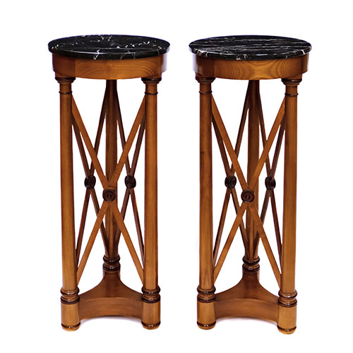 Sub.:24 - Lote: 127 -  Pareja de peanas de estilo imperio en madera con tapa en m�rmol negro. Siglo XX.