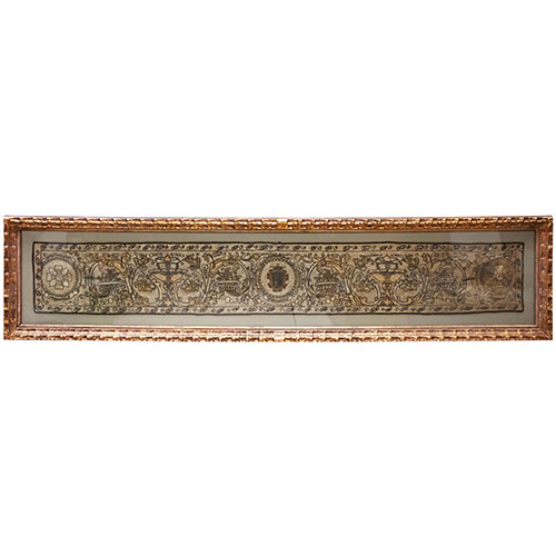 Sub.:24 - Lote: 1278 -  Tira bordada en hilo de oro y plata con escudo central. Enmarcada. S. XVI - XVII