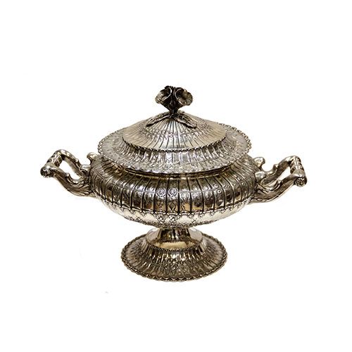 Sub.:24 - Lote: 1280 -  Sopera con dos asas y tapa en plata gallonada y cincelada con motivos florales. Peso: 1937 gr.