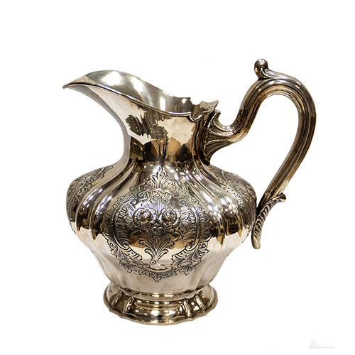 Sub.:24 - Lote: 312 -  Jarra en plata cincelada y punzonada. Peso: 1029 gr.