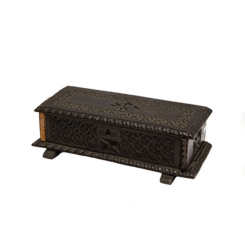 Sub.:24 - Lote: 1317 -  Caja joyero en madera tallada con motivos geom�tricos. Sin llave. Faltas.