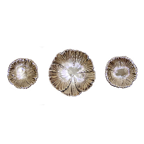 Sub.:24 - Lote: 1287 -  Lote de tres ceniceros. El mayor en plata y los otros dos en alpaca con forma de hojas. E