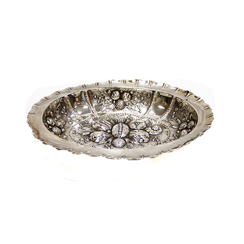 Sub.:24 - Lote: 1398 -  Bandeja oval en plata con decoraci�n floral y frutal en relieve. Peso: 254 grs.