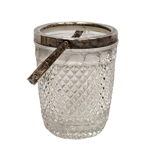 Sub.:24 - Lote: 1388 -  Hielera en cristal tallado con embocadura y asa en metal plateado.