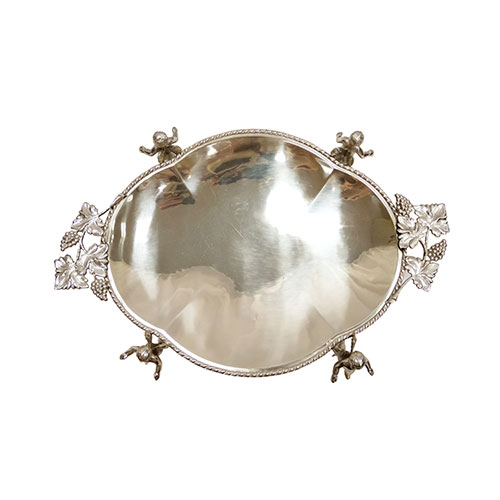 Sub.:24 - Lote: 1358 -  Fuente lobulada en plata con borde de cordoncilo, cuatro angelotes como soporte y asas en forma de hojas de vid. 