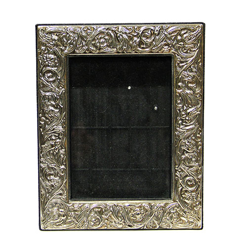 Sub.:24 - Lote: 1371 -  Portarretratos en metal plateado con motivos vegetales.