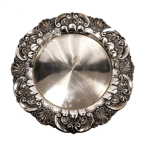 Sub.:24 - Lote: 1369 -  Bandeja circular en plata con decoraci�n de volutas y conchas en el borde. Peso: 579 grs.