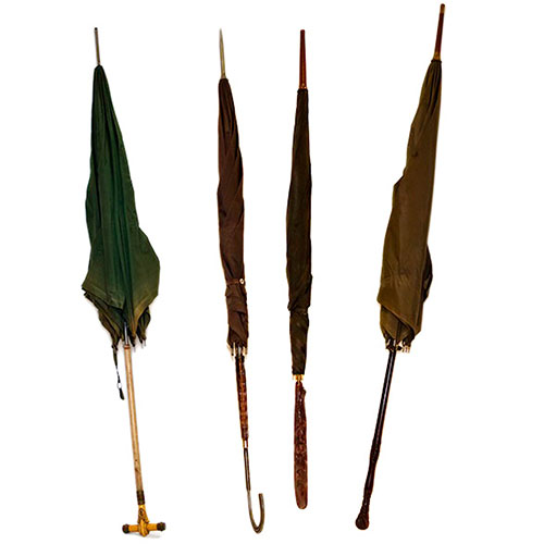 Sub.:24 - Lote: 222 -  Lote de cuatro paraguas de diferente empu�adura.