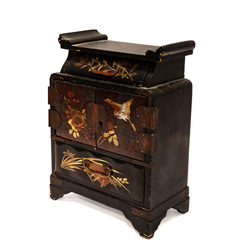 Sub.:24 - Lote: 1346 -  Joyero en madera lacada con decoraci�n floral. 