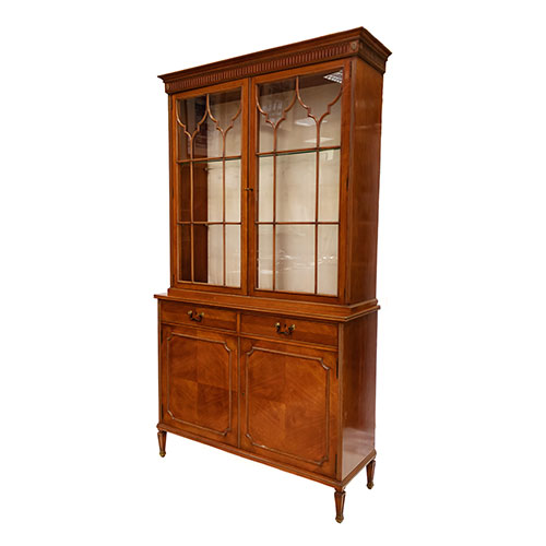 Sub.:24 - Lote: 302 -  Vitrina estilo ingl�s con dos cuerpos. 