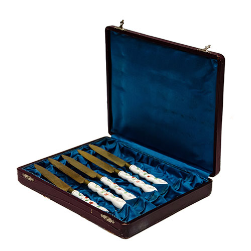 Sub.:24 - Lote: 1452 -  Lote de cinco cuchillos con mango en porcelana y hoja en metal dorado. 