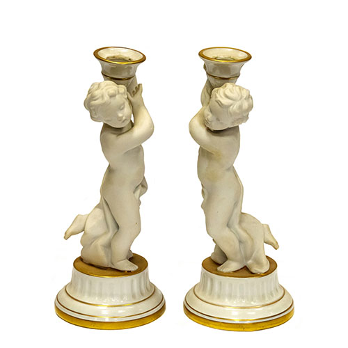 Sub.:24 - Lote: 1294 -  Pareja de candeleros con puttis en porcelana y biscuit de Bidasoa. 