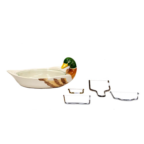 Sub.:24 - Lote: 306 -  Recipiente para pat� o foie en cer�mica con forma de pato y cuatro liras cortadoras en metal plateado.