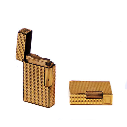 Sub.:24 - Lote: 1422 -  Dos encendedores Dupont dorados. Uno de se�ora.