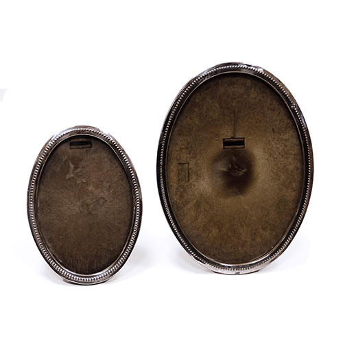 Sub.:24 - Lote: 1368 -  Pareja de portarretratos ovalados en plata punzonada.