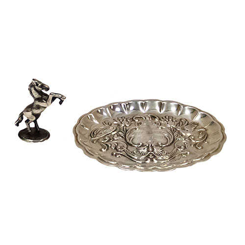 Sub.:24 - Lote: 1397 -  Bandejita en plata repujada y punzonada con inscripci�n (Bodas de plata 1945-1979) y peque�o caballo en plata. Peso: 30 g.