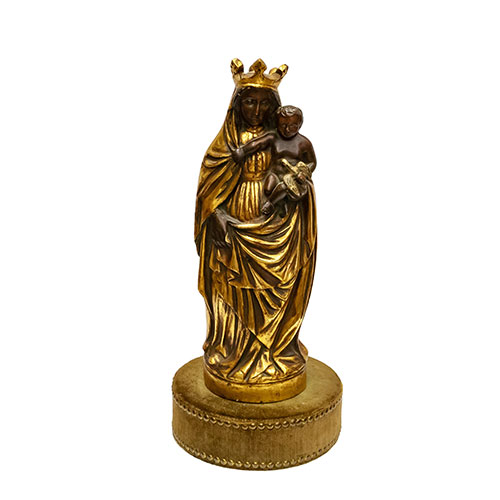 Sub.:24 - Lote: 262 -  Virgen del Pilar en estuco dorado. Base en madera dorada. Peana circular en terciopelo.