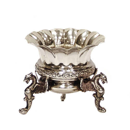 Sub.:24 - Lote: 1393 -  Chofeta en plata punzonada con abolladura en una de las patas.