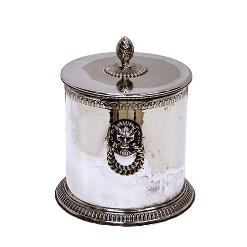 Sub.:24 - Lote: 1370 -  Hielera en metal plateado con decoraci�n animal en los remates.