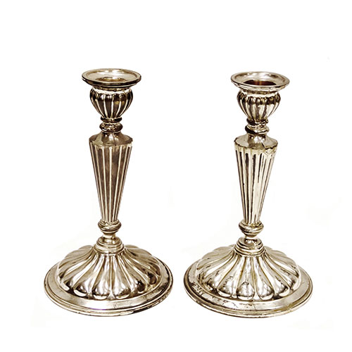 Sub.:24 - Lote: 1366 -  Pareja de candeleros en plata punzonada.