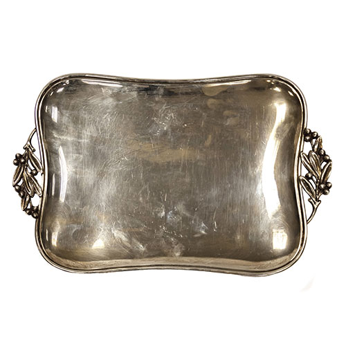 Sub.:24 - Lote: 1433 -  Bandeja en plata punzonada y asas con forma de hoja de acebo. 