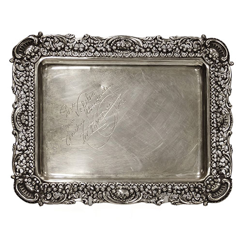 Sub.:24 - Lote: 1444 -  Bandeja en plata punzonada con inscripci�n en el centro y borde repujado. Peso: 430 g.