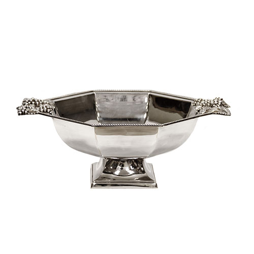 Sub.:24 - Lote: 1353 -  Centro en metal plateado con decoraci�n de uvas en las asas.