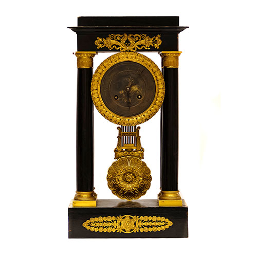 Sub.:24 - Lote: 276 -  Reloj de sobremesa estilo Carlos X en madera ebonizada y aplicaciones en bronce dorado al mercurio. 